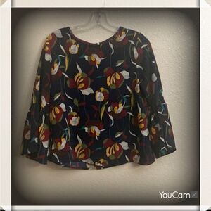 🌹🌸🌺W5 Concepts Bell Sleeve
Floral Blouse